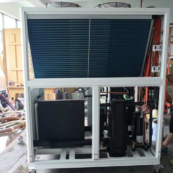 ¿Cuál es la función del condensador en una enfriadora?